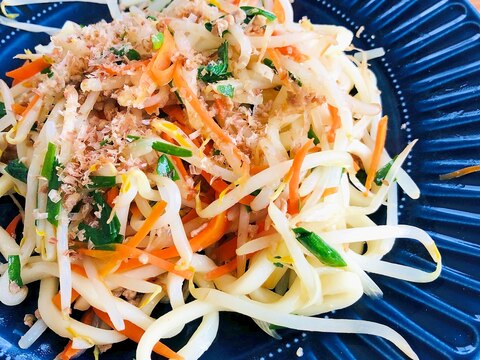 もやしと人参とにらと焼きうどん